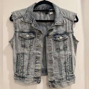 H&M Women’s Light Gray Cutoff Sleeve Denim Vest Size 4